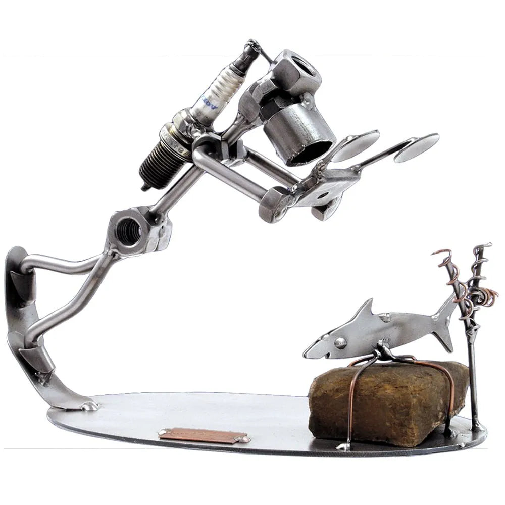 Schraubenfigur aus Metall als Taucher mit Kamera, Tauchflasche und Flossen beim Fotografieren eines Fisches