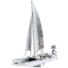 Schraubenfigur aus Metall als Segler auf einem Katamaran mit zwei Rümpfen und gesetzten Segeln