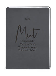 Terminplaner - "Mut" - 2027 - Cover - Text: "2027 Mut verwandelt Worte in Taten, Visionen in Wege, Träume im Leben." Auf schwarzen Hintergrund. 
