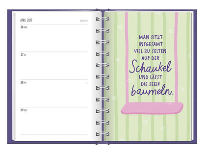 Terminplaner - "Der beste Tag" - 2027 - To-Do April - Spruch: Man sitzt insgesamt viel zu selten auf der Schaukel und lässt die Seele baumeln." Design: Pinke Schaukel mit grün gestreiften Hintegrund