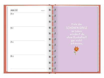 Terminplaner - "Kleines Herz" - 2027 - To-Do Januar mit Karte - Spruch: "Viele der schönen Dinge im Leben würdest du ohne Dunkelheit gar nicht erkennen" Design: Rote Blume unter dem Spruch.