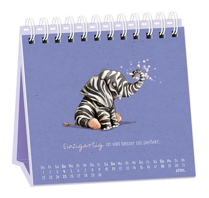 Tischkalender - "Heute. Hier. Jetzt" - 2027 - Monat April - Spruch: "Einzigartig ist viel besser als perfekt." Design: Ein sitzender Elefant mit Zebrastreifen und Bläschen, die aus seinem Rüssel kommen. Der Hintergrund blau und im Recyclingpapier-Look.