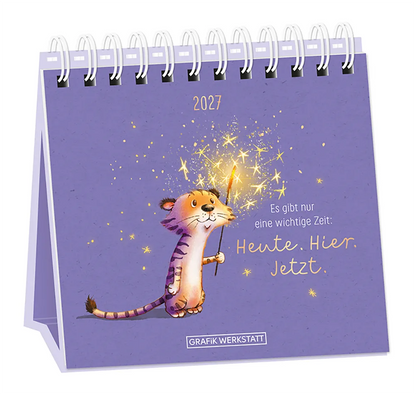Tischkalender - "Heute. Hier. Jetzt" - 2027 - Cover - Text: "2027" "Es gibt nur eine wichtige Zeit: Heute. Hier. Jetzt." Design: Ein kleiner aufrecht stehender Tiger mit einer Wunderkerze in der Pfote.