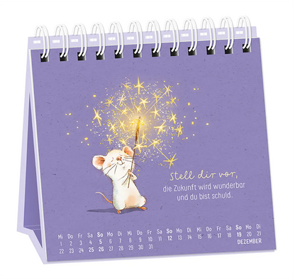 Tischkalender - "Heute. Hier. Jetzt" - 2027 - Monat Dezember - Spruch: "Stell dir vor, die Zukunft wird wunderbar und die bist schuld." Design: Eine kleine, weiße Maus, die eine Wunderkerze in den Pfoten hält. Der Hintergrund ist violett und im Recyclingpapier-Look.