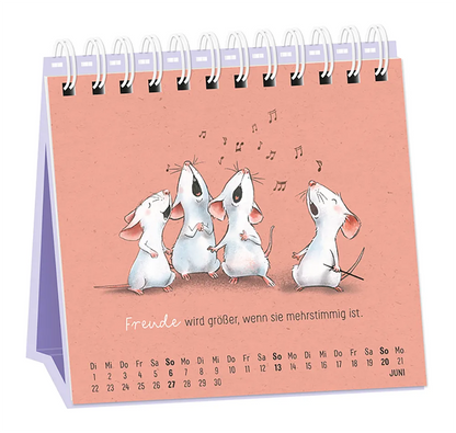 Tischkalender - "Heute. Hier. Jetzt" - 2027 - Monat Juni - Spruch: "Freude wird größer, wenn sie mehrstimmig ist." Design:  Vier weiße, singende Mäuse. Der Hintergrund ist Lachsrosa und im Recyclingpapier-Look.