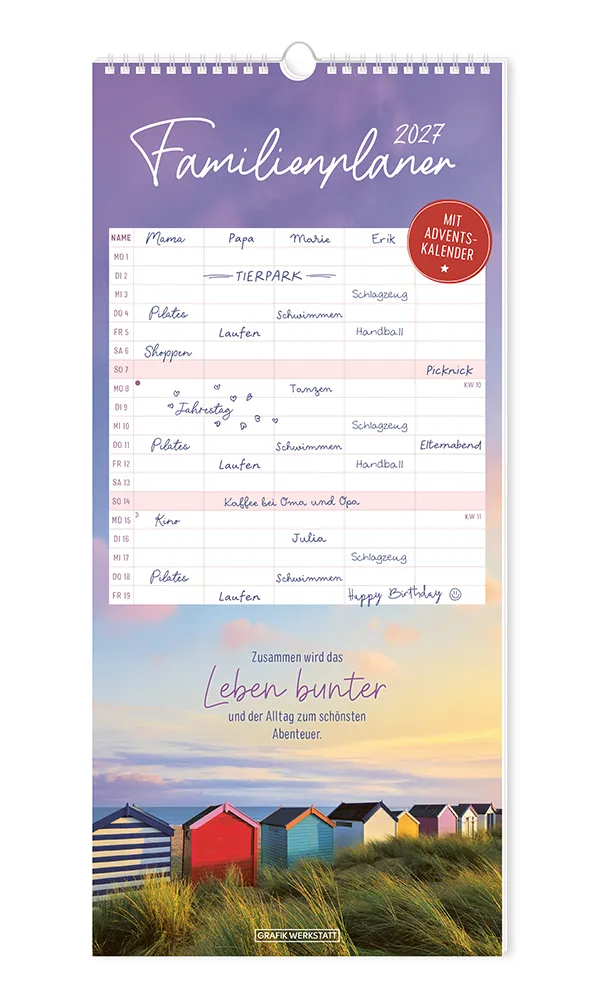 Familienplaner - "Classic" - 2027 - Cover - Text: "2027 Familienplaner" "Mit Adventskalender" "Zusammen wird das Leben bunter und der Alltag zum schönsten Abenteuer." Bild: Eine Reihe an kleinen Schuppen an einem Strand.