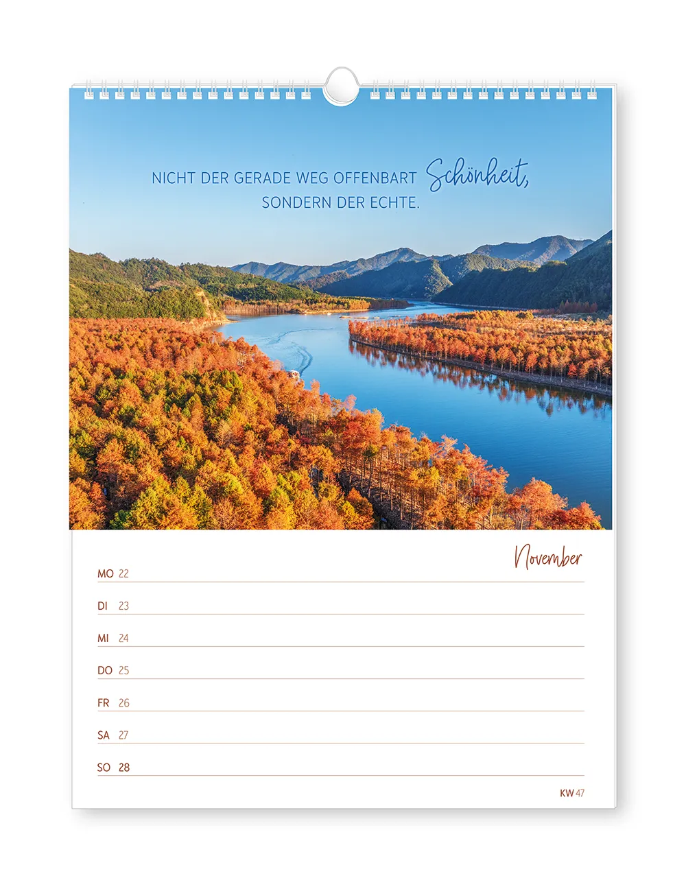 Wochenkalender - "Zeit für dich" - 2027 - Spruch: "Nicht der gerade Weg offenbart Schönheit, sondern der Echte." Bild: Ein Fluss, der durch einen herbstlichen Wald fließt.