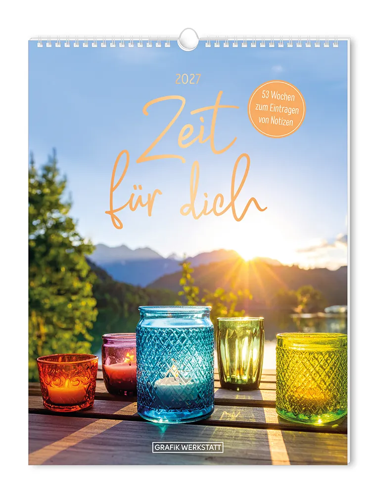 Wochenkalender - "Zeit für dich" - 2027 - Cover - Text: "2027" "Zeit für dich" "52 Wochen zum Eintragen von Notizen" Bild: Einige farbige Teelichtgläser auf einem Tisch in einer Berglandschaft.