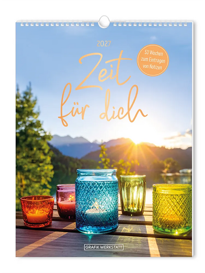 Wochenkalender - "Zeit für dich" - 2027 - Cover - Text: "2027" "Zeit für dich" "52 Wochen zum Eintragen von Notizen" Bild: Einige farbige Teelichtgläser auf einem Tisch in einer Berglandschaft.