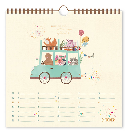 Wandkalender - "Lieblingstage" - 2027 -  Monat Oktober - Text: "Das Ziel für heute: mitten ins Glück!" Design: Ein Bär, ein Waschbär und ein Fuchs, die gemeinsam in einem Auto auf reisen gehen.