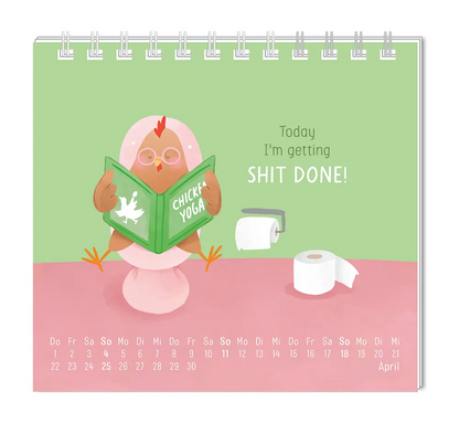 Mini Kalender - "Einfach mal nichts tun."  - 2027 - Monat April - Spruch: "Today I'm getting shit done!" Design: Ein Huhn mit rosa Brille sitzt auf der Toilette und ließt ein Heft mit dem Titel "Chicken Yoga".