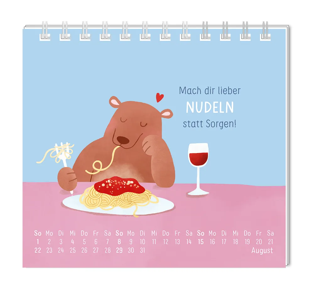 Mini Kalender - "Einfach mal nichts tun."  - 2027 - Monat August - Spruch: "Mach dir lieber Nudeln statt Sogen!" Design: Ein Bär welcher genüsslich eine Portion Spaghetti isst und ein Glas Wein neben sich stehen hat.