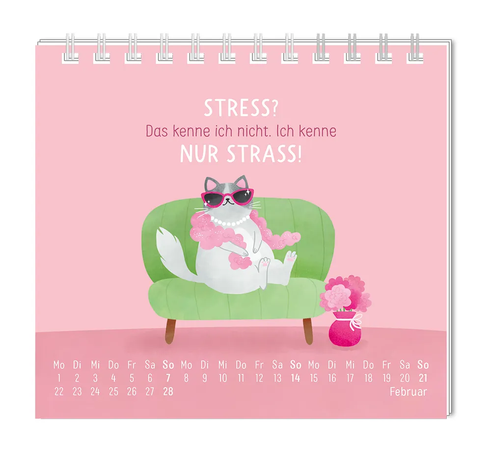 Mini Kalender - "Einfach mal nichts tun."  - 2027 - Monat Februar - Spruch: "Stress? Das kenne ich nicht. Ich kenne nur Strass!" Design: Eine Katze, welche eine pinke Sonnenbrille, eine weiße Perlenkette und eine Pinke Federboa trägt, lehnt sich entspannt auf einem grünen Sofa zurück.