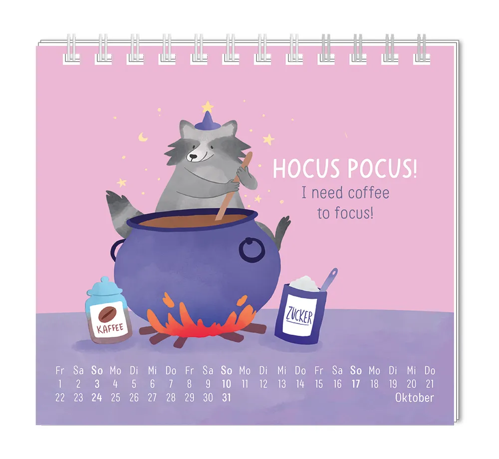 Mini Kalender - "Einfach mal nichts tun."  - 2027 - Monat Oktober - Spruch: "Hocus Pocus! I need coffee to focus!" Design: Ein Waschbär mit Hut, welcher in einem Hexenkessel Kaffee zubereitet.