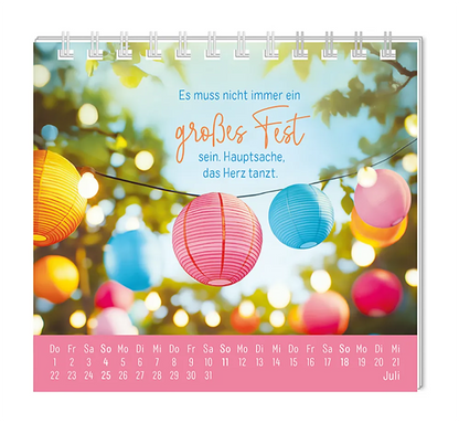 Mini Kalender - "Eine Extraportion Glück für dich!" - 2027 -  Monat Juli - Spruch Es muss nicht immer ein großes Fest sein. Hauptsache das herz tanzt." Design: Verschieden farbige Papierlaternen hängen an einer Lichterkette.