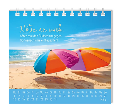 Mini Kalender - "Eine Extraportion Glück für dich!" - 2027 -  Monat März - Spruch "Notiz an mich. öfter mal den Bildschirm gegen Sonnenschirme eintauschen!" Design: Zwei Sonnenschirme, die in einem Sandstrand mit Blick aufs mehr stecken.