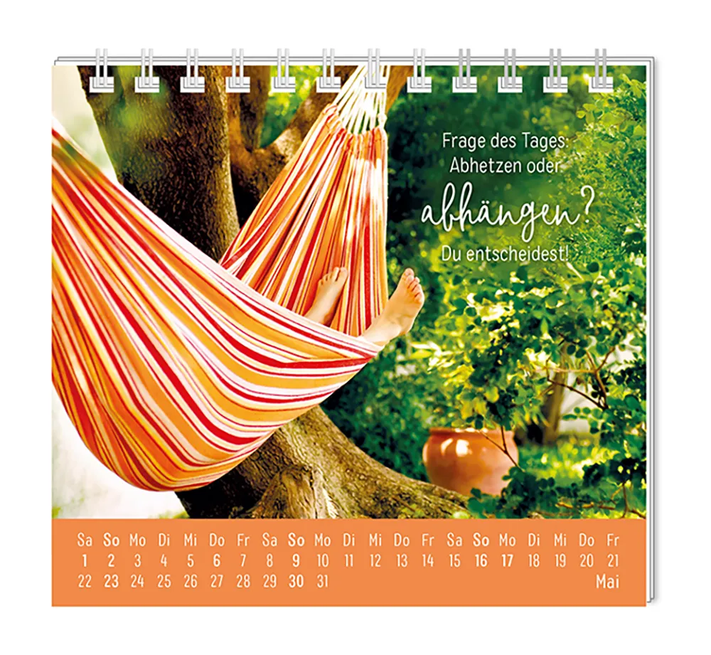 Mini Kalender - "Eine Extraportion Glück für dich!" - 2027 -  Monat Mai - Spruch: "Frage des Tages: Abhetzen oder abhängen? Du entscheidest!" Design: Eine Person, von der man nur die Füße sieht, in einer Hängematte hoch oben in den Bäumen.