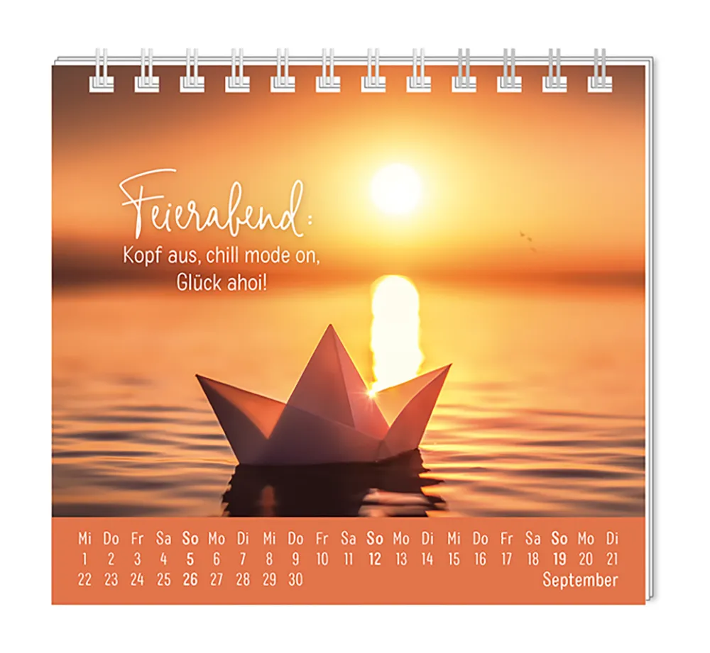 Mini Kalender - "Eine Extraportion Glück für dich!" - 2027 -  Monat September - Spruch "Feierabend: Kopf aus, chill mode on, Glück ahoi!" Design: "Ein Papierschiff im Wasser bei Sonnenuntergang.