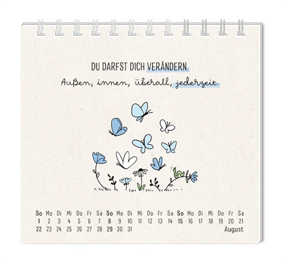 Mini Kalender - "Man muss mit allem rechnen" - 2027 - Monat August - Spruch: "Du darfst dich immer verändern. Außen, innen, überall, jederzeit." Design: Einige Schmetterlinge, die über einem kleinen Blumenfeld fliegen.
