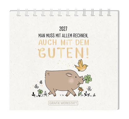 Mini Kalender - "Man muss mit allem rechnen" - 2027 - Cover - Text: "2027" "Man muss mit allem rechnen, auch mit dem Guten!" Design: Ein braunes Wildschwein, dass ein vierblättriges Kleeblatt im Maul trägt und von einem gelbem Vogel begleitet wird.