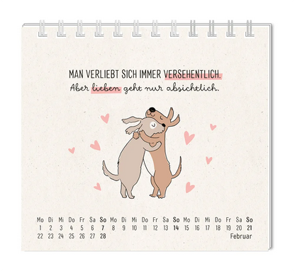 Mini Kalender - "Man muss mit allem rechnen" - 2027 -  Monat Februar - Spruch: "Man verliebts sich immer versehentlich. Aber lieben geht nur absichtlich." Design: Zwei Hunde, die sich, umringt von Herzen, Liebevoll umarmen.