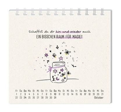 Mini Kalender - "Man muss mit allem rechnen" - 2027 -  Monat Oktober - Spruch: "Schaffst du dir hin und wieder auch ein bisschen Raum für Magie?" Design: Glühwürmchen, welche aus einem mit Sternen und Monden dekorierten Gefäß hinausliegen.