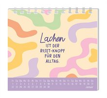 Mini Kalender - "Der beste Tag" - 2027 - Monat Januar - Spruch: "Lachen ist der Reset-Knopf für den Alltag." Design: Verschiedene farbige Formen im Hintergrund