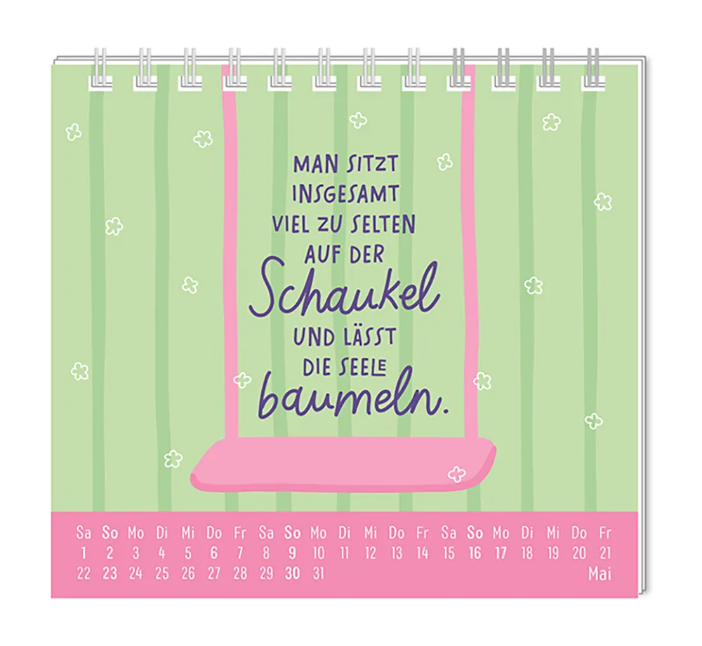 Mini Kalender - "Der beste Tag" - 2027 - Monat Mai - Spruch: "Man sitzt insgesamt viel zu selten auf der Schaukel und lässt die Seele baumeln" Design: Der Spruch sitzt auf einer Pinken Schaukel mit grün gestreiften Hintergrund.