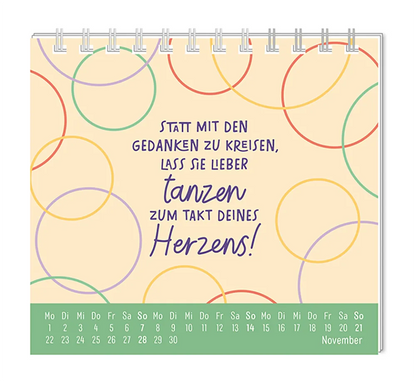 Mini Kalender - "Der beste Tag" - 2027 - Monat November - Spruch "Statt mit den Gedanken zu Kreisen, lass sie lieber Tanzen zum Takt deines Herzens!" Design: Der Spruch ist umringt von verschieden farbigen, ineinander übergehenden Kreisen.