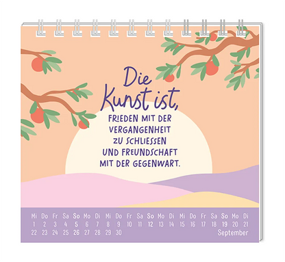 Mini Kalender - "Der beste Tag" - 2027 - Monat September - Spruch: "Die Kunst ist, Frieden mit der Vergangenheit zu schliessen und Freundschaft mit der Gegenwart." Design: Der Spruch liegt über einer farbigen Landschaft und der Sonne im Hintergrund. Links und rechts vom Spruch sind Früchte tragende Äste.