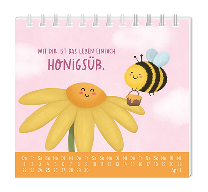 Mini Kalender - "Voll schön" - 2027 - Monat April - Spruch: "Mit dir ist das Leben einfach honigsüß" Design: Eine lächelnde Biene, die einem kleinen Eimer Honig trägt, fliegt neben einer lächelnden Blume.