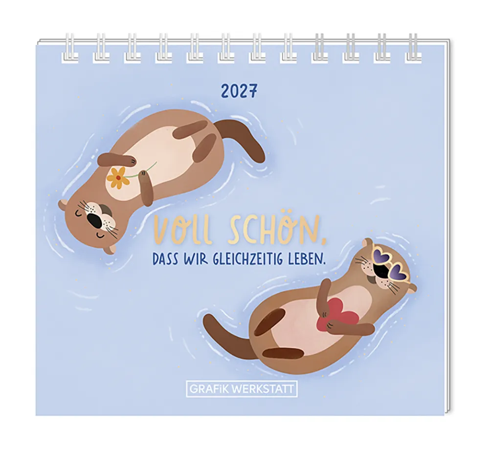 Mini Kalender - "Voll schön" - 2027 - Cover - Text: "2027" "Voll schön, dass wir gleichzeitig leben." Design: Zwei Otter die den Text im Wasser Umkreisen. Einer trägt eine Herzchen Brille und ein Herz in den Pfoten Der ändere hält ein Blümchen in seinen Pfoten.