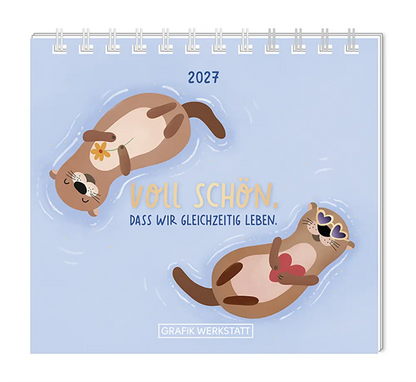 Mini Kalender - "Voll schön" - 2027 - Cover - Text: "2027" "Voll schön, dass wir gleichzeitig leben." Design: Zwei Otter die den Text im Wasser Umkreisen. Einer trägt eine Herzchen Brille und ein Herz in den Pfoten Der ändere hält ein Blümchen in seinen Pfoten.