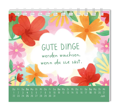 Mini-Kalender - "Du bist wundervoll" - 2027 -  Monat Juli - Spruch: "Gute Dinge werden wachsen, wenn du sie säst." Design: Spruch in weißer Wolke umringt von verschiedenen Blumen.