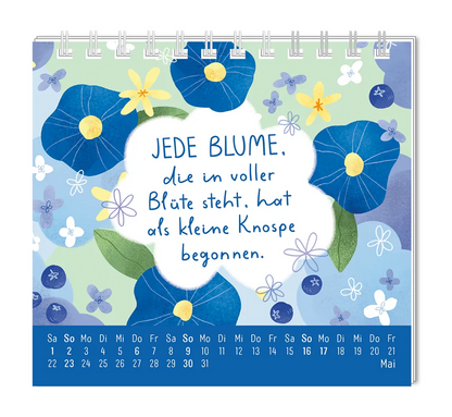 Mini-Kalender - "Du bist wundervoll" - 2027 -  Monat Mai - Spruch: "Jede Blume, die in voller Blüte steht, hat als kleine Knospe begonnen." Design: Spruch in weißer Wolke umringt von verschiedenen Blumen.