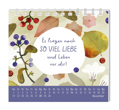 Mini-Kalender - "Du bist wundervoll" - 2027 -  Monat November - Spruch: "Es liegen noch so viel Liebe und Leben vor dir!" Design: Spruch in weißem Kreis umringt von verschiedenen Herbstblättern, Blüten und Beerenzweigen