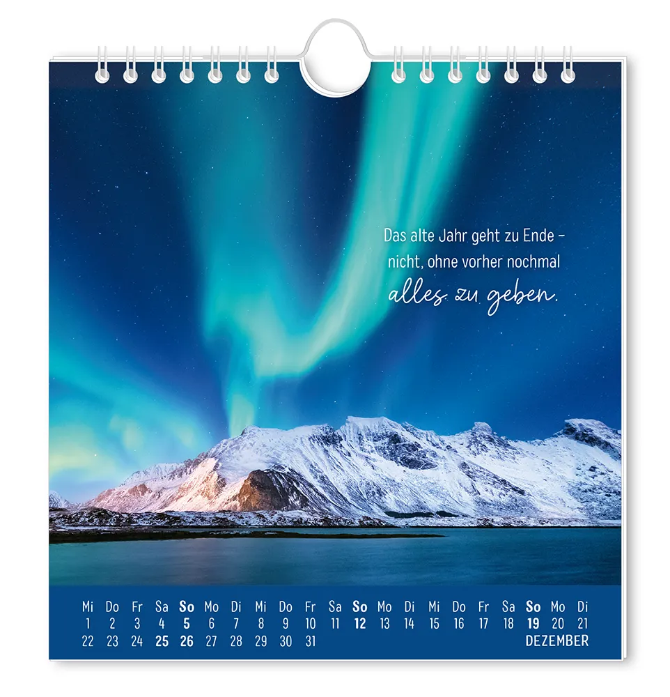 Postkartenkalender - "Strandgut" - 2027 - Monat Dezember - Nordlichter in einer verschneiten Berglandschaft mit einem großen Gewässer mit dem Spruch "Das alte Jahr geht zu Ende - nicht ohne vorher nochmal alles zu geben."