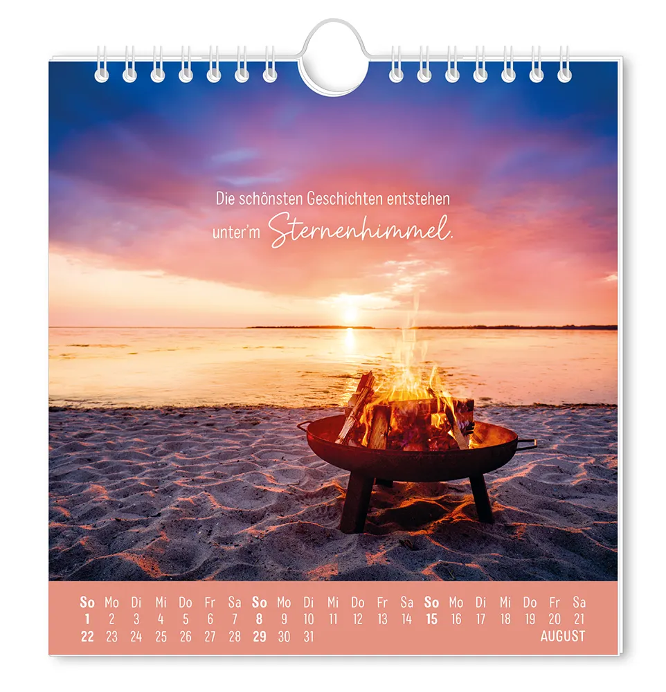 Postkartenkalender - "Strandgut" - 2027 - Monat August- Ein Lagerfeuer in einer Feuerschale am Stand mit Blick aufs Meer und dem Sonnenuntergang mit dem Spruch "Die schönsten Geschichten entstehen unter´m Sternenhimmel."
