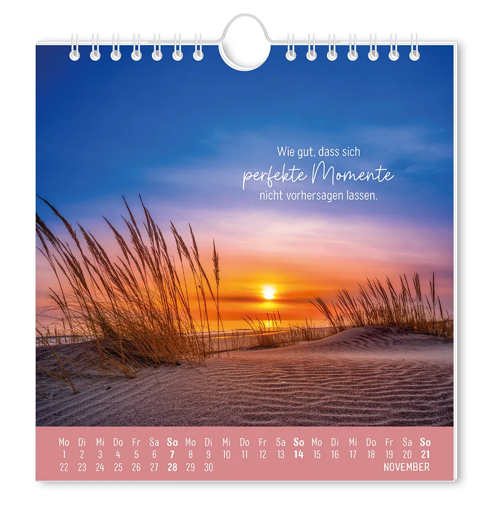 Postkartenkalender - "Strandgut" - 2027 - Monat November- Eine Strandlandschaft bei Sonnenuntergang mit dem Spruch "Wie gut, dass sich perfekte Momente nicht vorhersagen lassen."