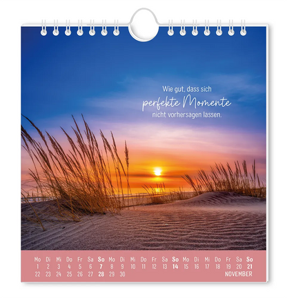 Postkartenkalender - "Strandgut" - 2027 - Monat November- Eine Strandlandschaft bei Sonnenuntergang mit dem Spruch "Wie gut, dass sich perfekte Momente nicht vorhersagen lassen."