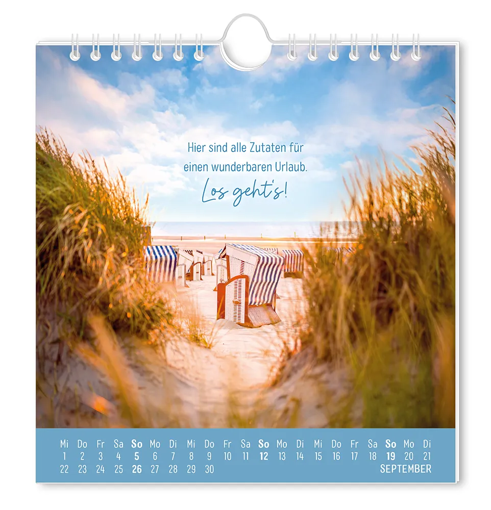 Postkartenkalender - "Strandgut" - 2027 - Monat September - Ein Sandweg zum Strand mit Blick aufs Meer und einigen Strandkörben mit dem Spruch "Hier sind alle Zutaten für einen wunderbaren Urlaub. Los geht´s!"