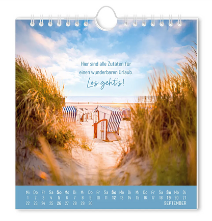 Postkartenkalender - "Strandgut" - 2027 - Monat September - Ein Sandweg zum Strand mit Blick aufs Meer und einigen Strandkörben mit dem Spruch "Hier sind alle Zutaten für einen wunderbaren Urlaub. Los geht´s!"