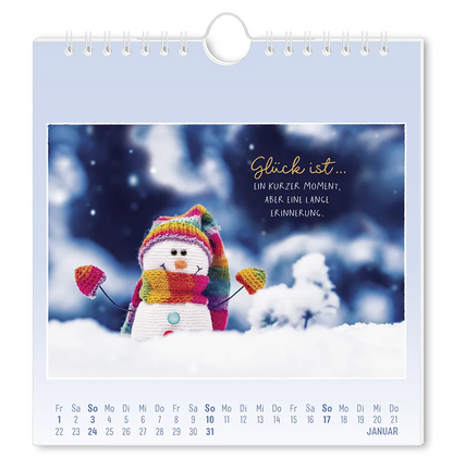 Postkartenkalender - 2027 - "Traumtage" - Monat Januar -  Wollschneemann mit Mütze, Schal und Handschuhen im Schnee mit dem Spruch "Glück ist... ein kurzer Moment, aber eine Lange Erinnerung."
