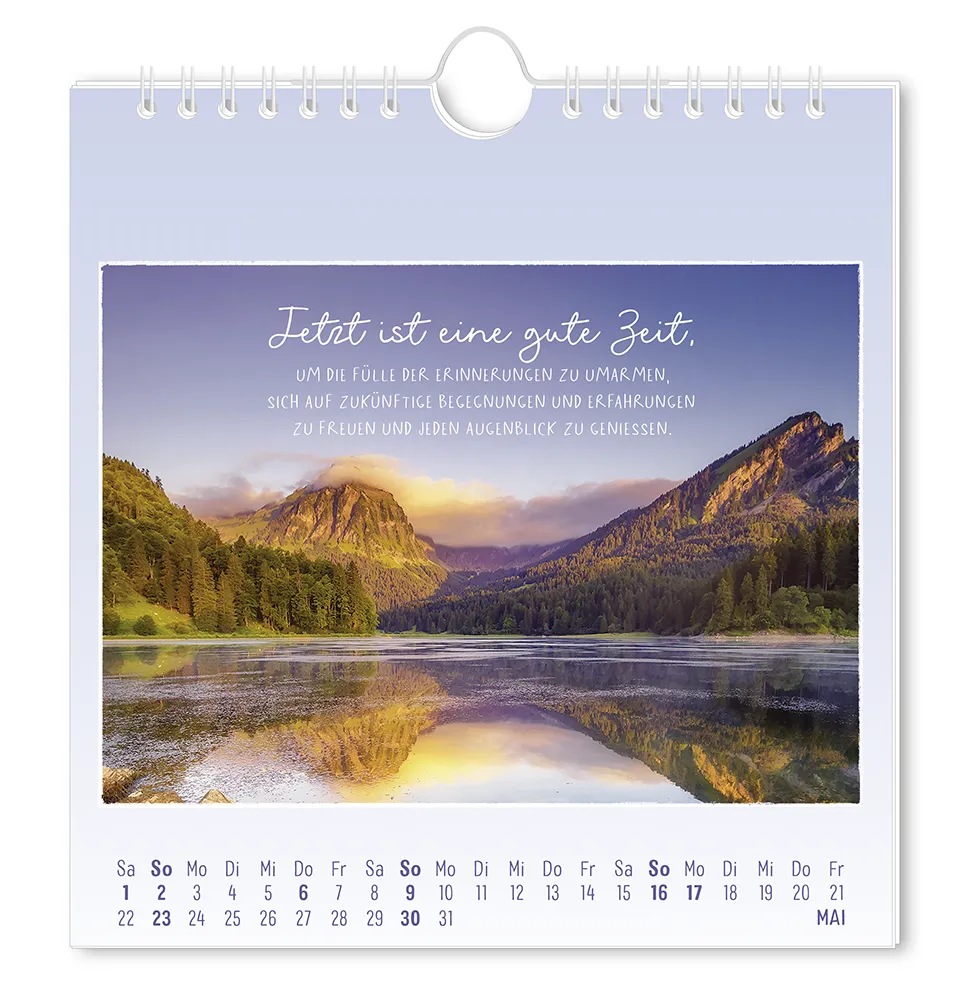 Postkartenkalender - 2027 - "Traumtage" - Monat Mai - See mit einer Berglandschaft im Hintergrund mit dem Spruch "Jetzt ist eine gute Zeit, um die Fülle der Erinnerungen zu umarmen, sich auf zukünftige Begegnungen und Erfahrungen zu freuen und jeden Augenblick zu genießen."