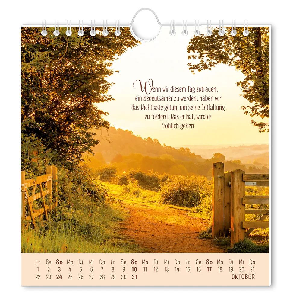 Postkartenkalender 2027 "Lebenszeichen" -  Monat September - Weg mit Blick auf eine Waldlandschaft mit dem Spruch "Wenn wir diesem Tag zutrauen, ein bedeutsamer zu Wichtigste getan, um seine Entfaltung zu fördern. Was er hat, wird er fröhlich geben."