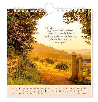 Postkartenkalender 2027 "Lebenszeichen" -  Monat September - Weg mit Blick auf eine Waldlandschaft mit dem Spruch "Wenn wir diesem Tag zutrauen, ein bedeutsamer zu Wichtigste getan, um seine Entfaltung zu fördern. Was er hat, wird er fröhlich geben."