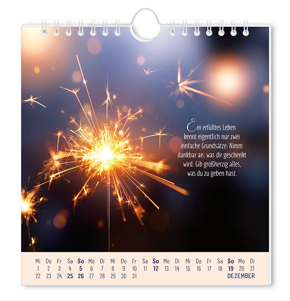 Postkartenkalender 2027 "Lebenszeichen" - Monat Dezember - Eine brennende Wunderkerze mit dem Spruch "Ein erfülltes Leben kennt eigentlich nur zwei einfache Grundsätze: Nimm dankbar an, was dir geschenkt wird. Gib Großherzig alles, was du zu geben hast."