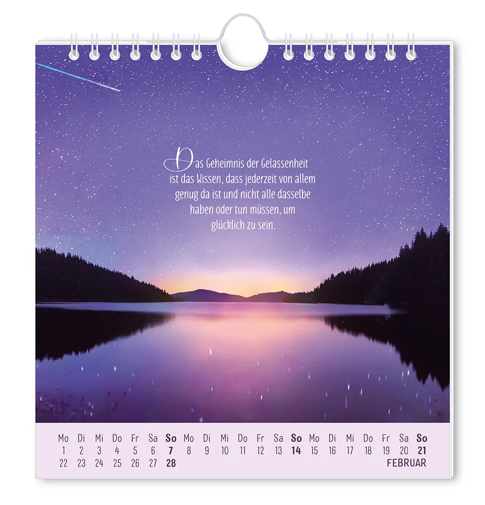 Postkartenkalender 2027 "Lebenszeichen" - Monat Februar - See bei Nacht unter klarem Sternenhimmel  mit dem Spruch "Das Geheimnis der Gelassenheit ist das Wissen, dass jederzeit von allem genug da ist und nicht alle dasselbe haben oder tun müssen, um glücklich zu sein."
