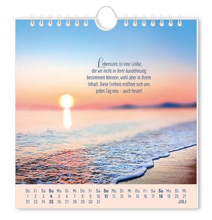 Postkartenkalender 2027 "Lebenszeichen" -  Monat Juli - Ufer mit Blick aufs Meer und einem Sonnenuntergang mit dem Spruch "Lebenszeit ist eine Größe, die wir nicht in ihrer Ausdehnung bestimmen können, wohl aber in ihrem Inhalt. Diese Freiheit eröffnet sich uns jeden Tag neu - auch heute!"