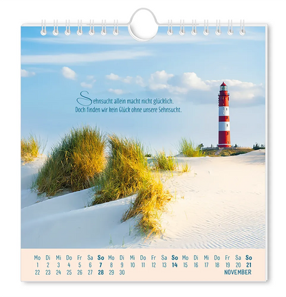 Postkartenkalender 2027 "Lebenszeichen" -  Monat November - Strandlandschaft mit Blick auf einen Leuchtturm mit dem Spruch "Sehnsucht allein macht nicht glücklich. Doch finden wir kein Glück ohne unsere Sehnsucht."